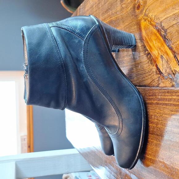 Sofft Leather Heeled Zip Up Bootie Size 7.5 - Picture 4 of 9
